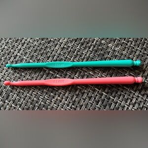 Set of Two Crochet Hooks - Pink and Green
